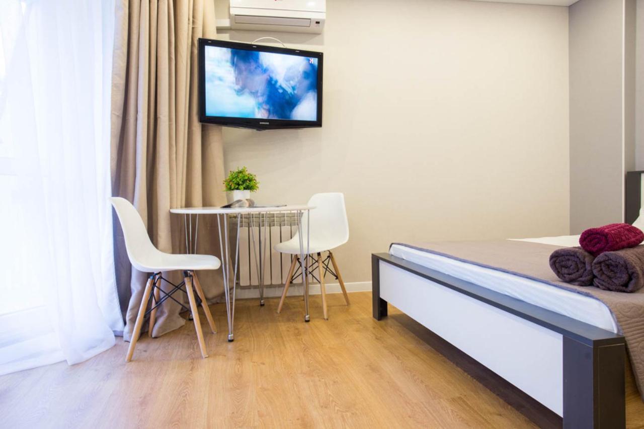 Studio Near Metro Yaroslava Mudroho, Universytet - Mykoly Khvylovoho Str 5-3 Charkiw Exterior foto